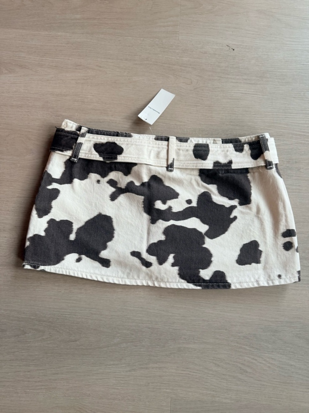 Abercrombie & Fitch Low Rise Belted Denim Mini Skort - Cow Print - Size 28 - NWT - Picture 2 of 5